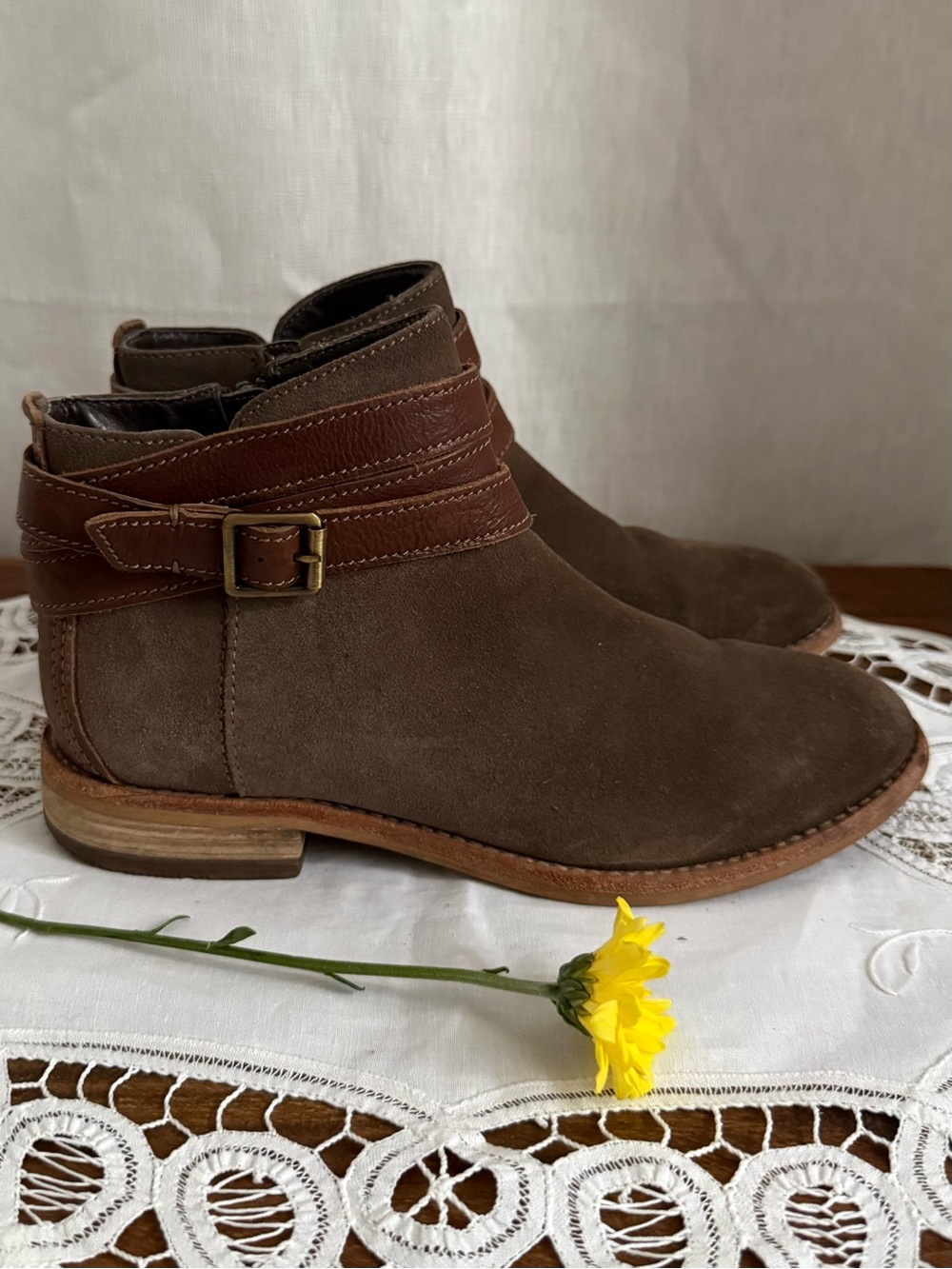 Clarks Artisan Maypearl Edie Boots 7 Brown Suede Leather Strappy Buckle Ankle